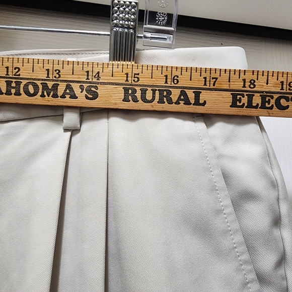 Greg Norman Shorts Men's 36 Cream Beige Golf Chino Pleated - Picture 2 of 9